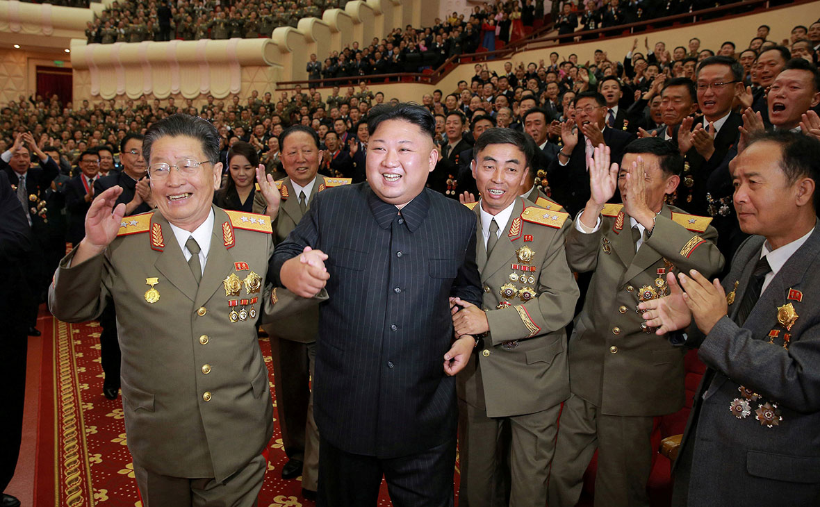 Ким Чен Ын (в центре)