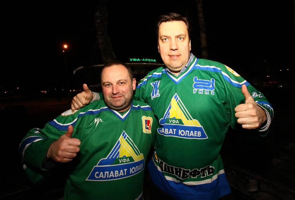 Дмитрий Бузило с другом на хоккейном матче&nbsp;