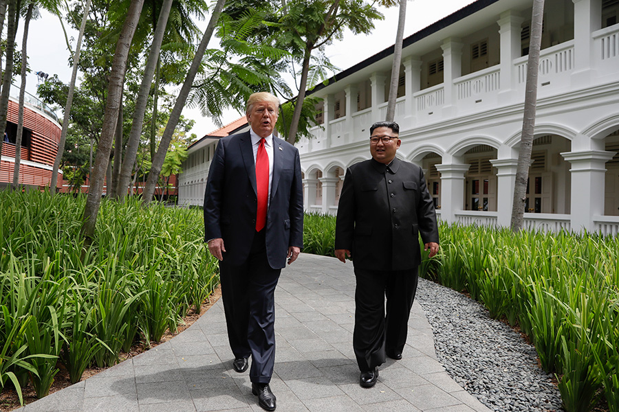 После первого раунда переговоров Трамп и Ким Чен Ын вместе пообедали и совершили небольшую прогулку