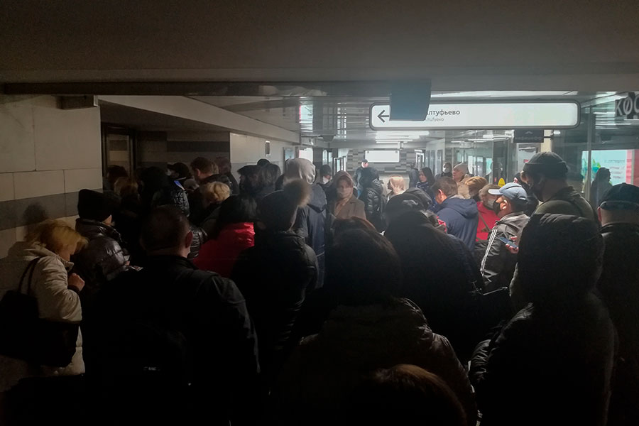 Люди скапливаются в вестибюлях без возможности соблюсти предписанную Роспотребнадзором и властями Москвы социальную дистанцию. На фото &mdash; станция метро &laquo;Алтуфьево&raquo;