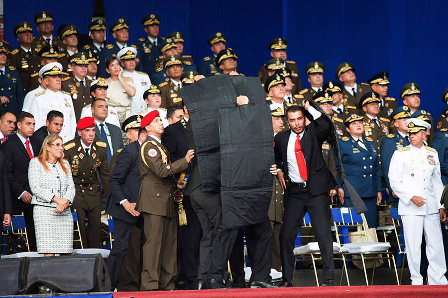4 августа 2018 года в Каракасе было совершено покушение на президента Венесуэлы Николаса Мадуро. Во время парада в столице атаковать главу государства и других чиновников попытались при помощи дронов с взрывчаткой. Беспилотники в результате удалось уничтожить полиции, но несколько человек пострадали. Власти Венесуэлы обвинили в случившемся оппозиционных политиков, скрывавшихся в соседней Колумбии и США.