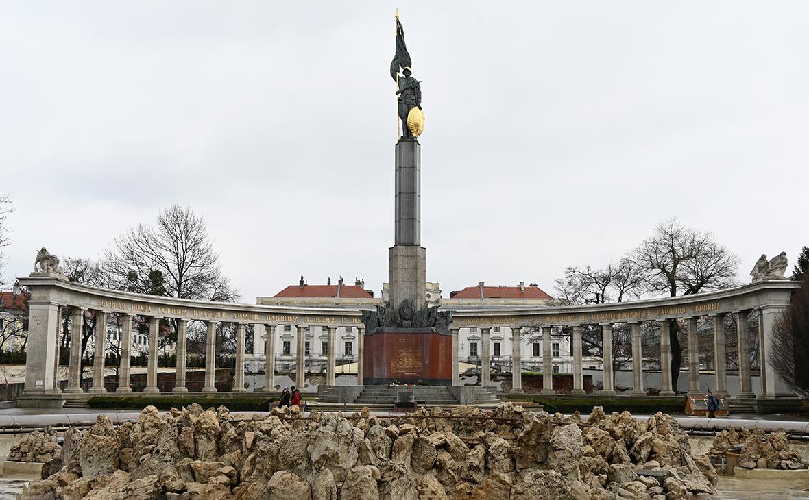 Памятник советским воинам на площади Шварценбергплац в Вене