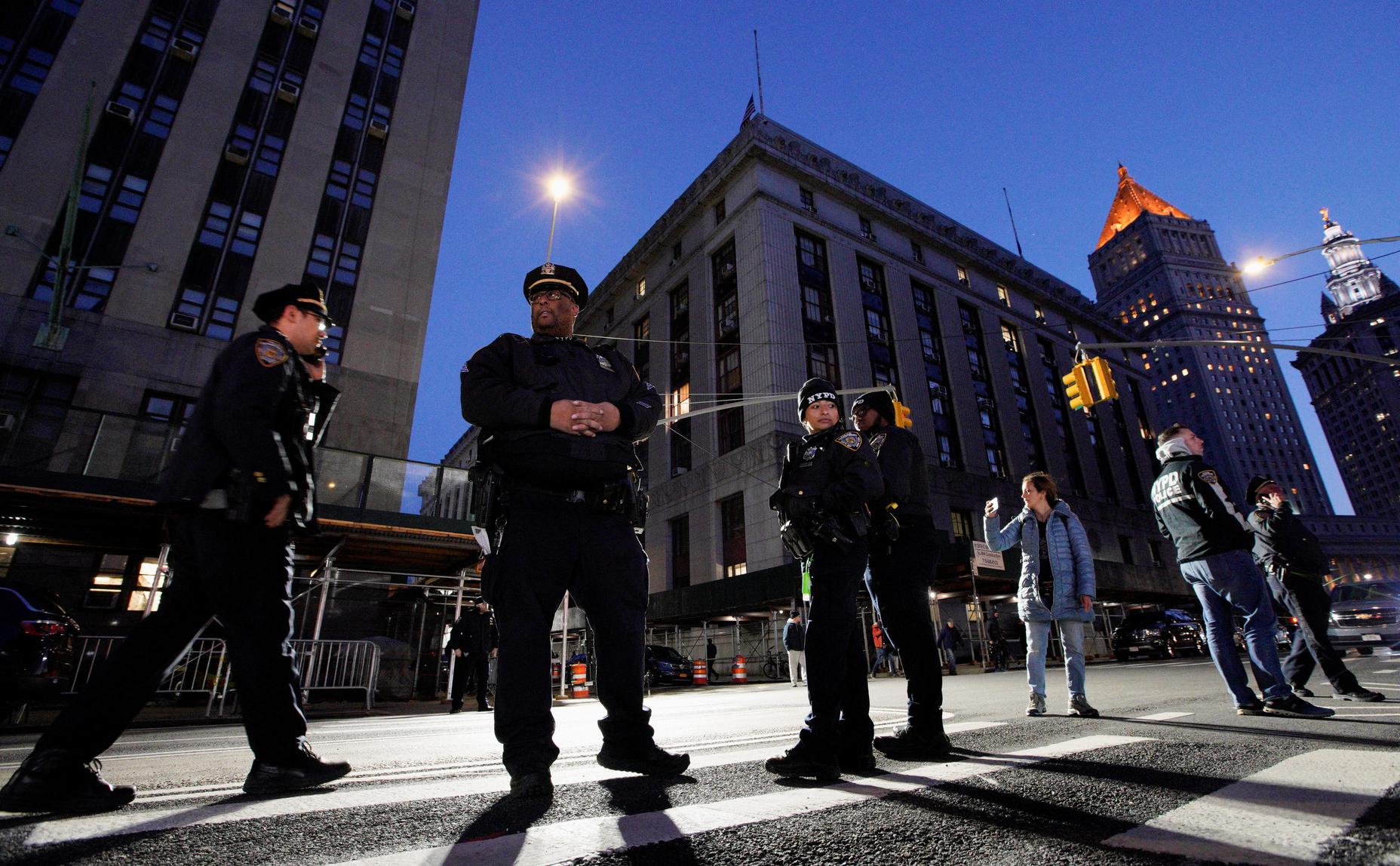 Полиция возле уголовного суда Манхэттена