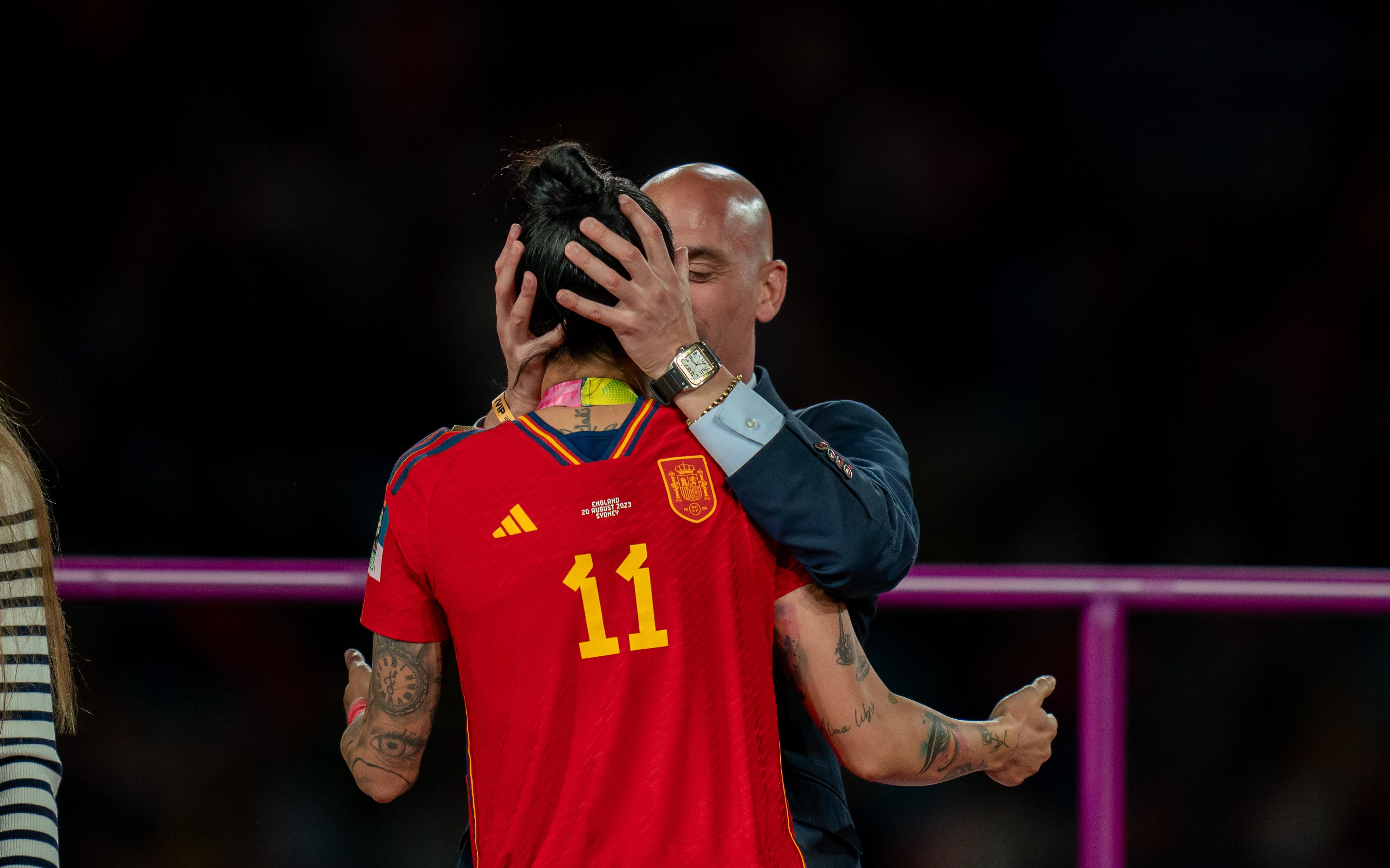 Скандальный эпизод с поцелуем Луисом Рубиалесом футболистки сборной Испании Хеннифер Эрмосо.