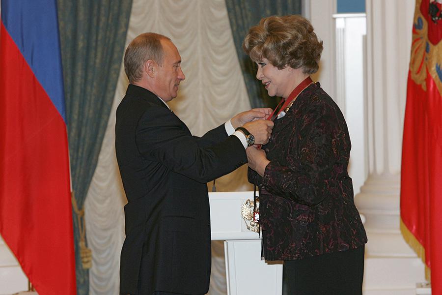 Владимир Путин награждает Эдиту Пьеху Орденом &laquo;За заслуги перед Отечеством&raquo; III степени, 2007 год