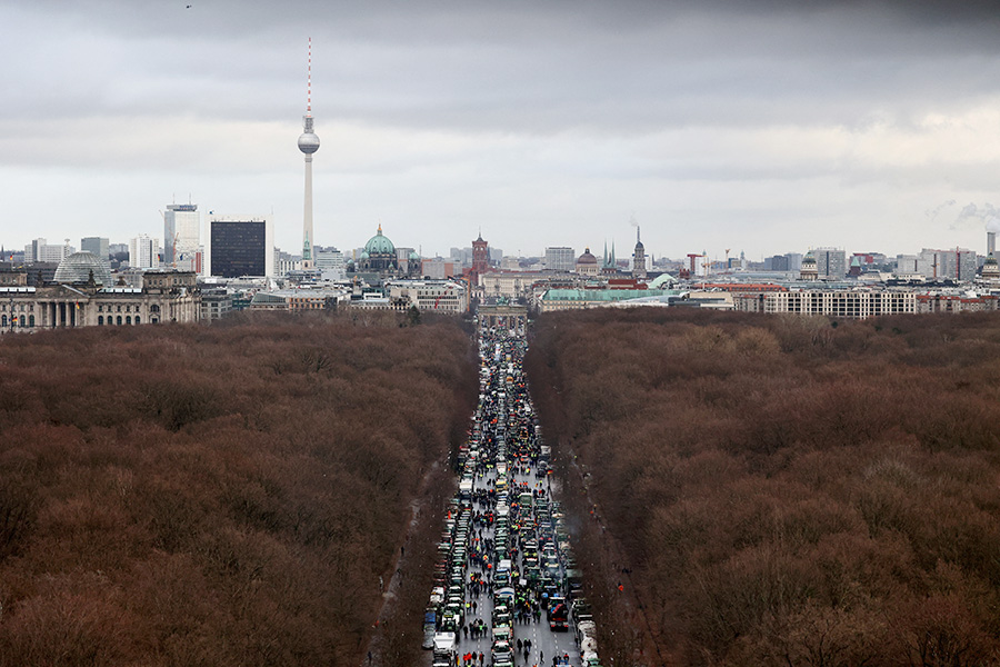 Для участия в акции протеста 15 января некоторые фермеры приехали в Берлин заранее, в минувшие выходные. Часть демонстрантов ночевали&nbsp;в кабинах транспортных средств. На тракторах протестующих были закреплены щиты со слоганами.
