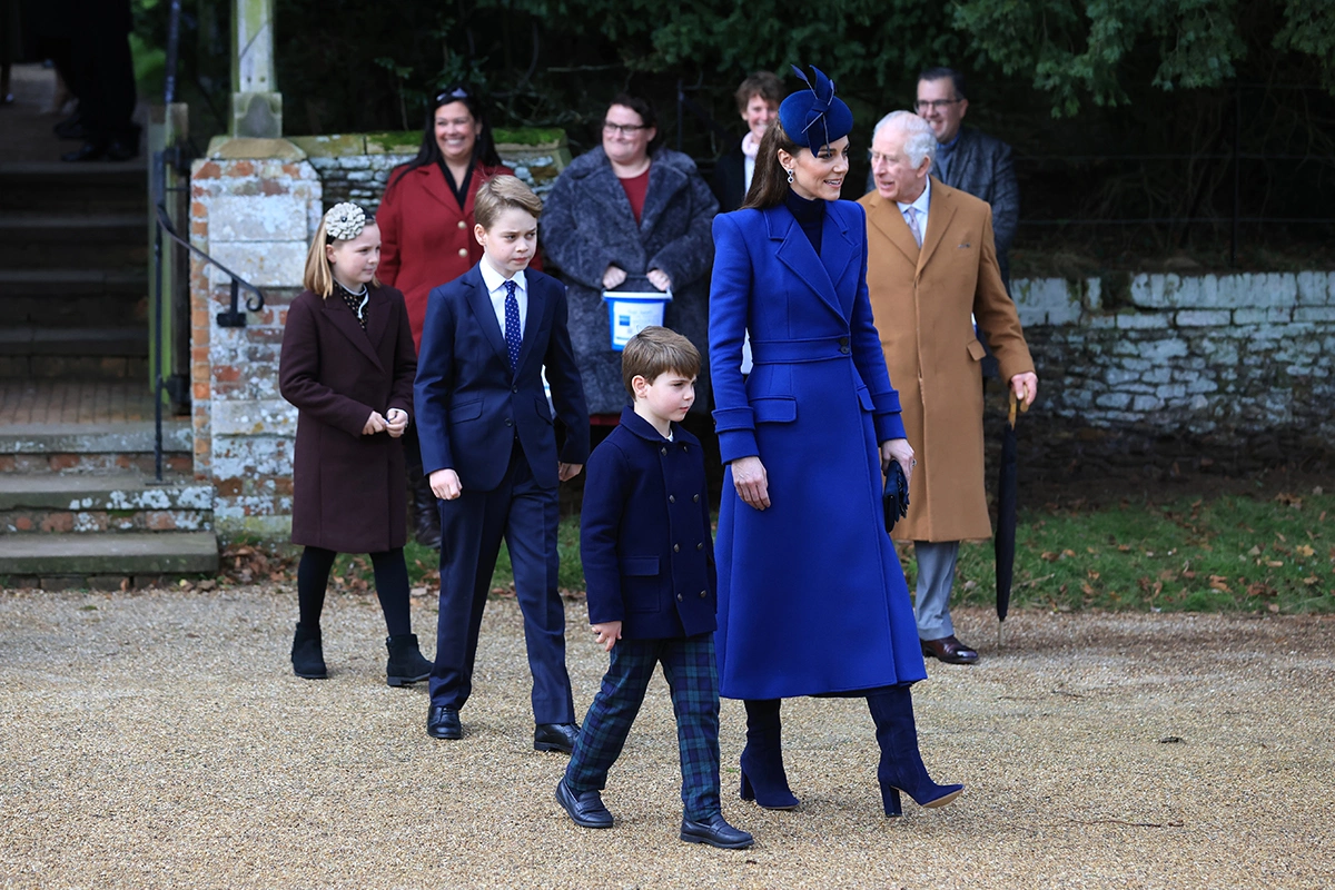 <p>Слева направо: Миа Тиндалл (внучка принцессы Анны), принц Джордж, принц Луи, Кейт Миддлтон и король Карл III на утренней рождественской службе в церкви Святой Марии Магдалины в Сандрингеме, Норфолк, 25 декабря 2023 года</p>