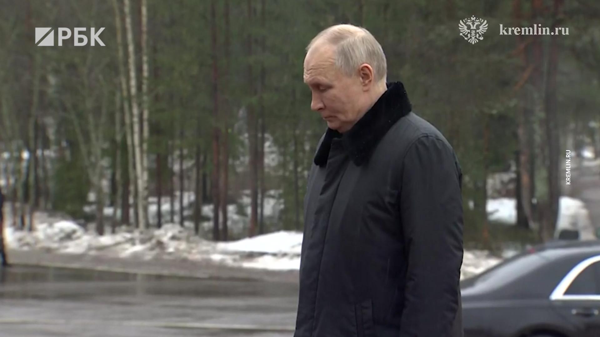 Путин возложил цветы на Невском пятачке в годовщину снятия блокады. Видео