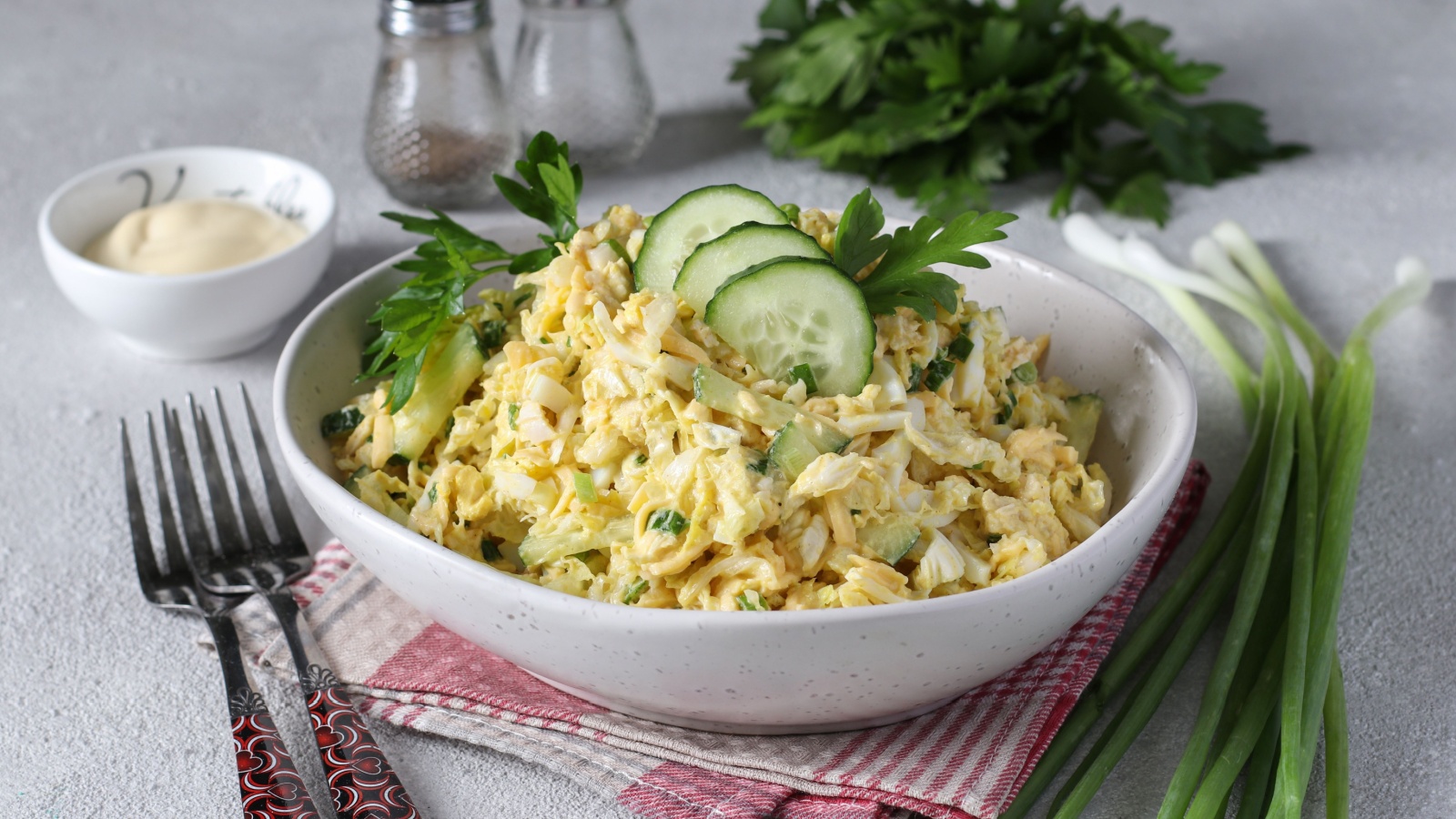 Для заправки подойдет классический майонез, но при желании можно смешать его со сметаной в равных пропорциях