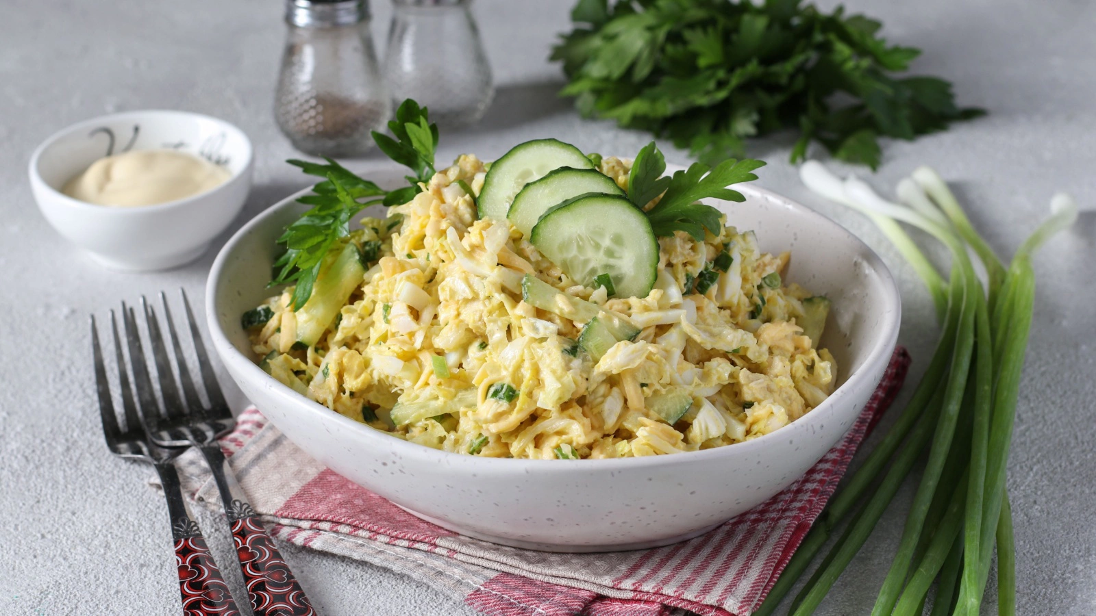 Для заправки подойдет классический майонез, но при желании можно смешать его со сметаной в равных пропорциях