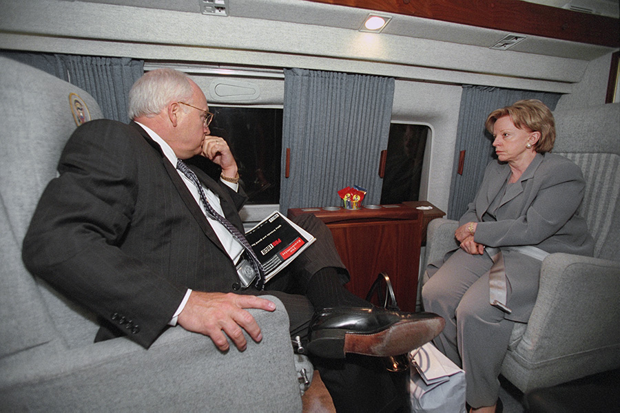 Дик и Линн Чейни на борту самолета Marine Two по пути в Кэмп-Дэвид после терактов 11 сентября 2001 года в Вашингтоне, округ Колумбия, США