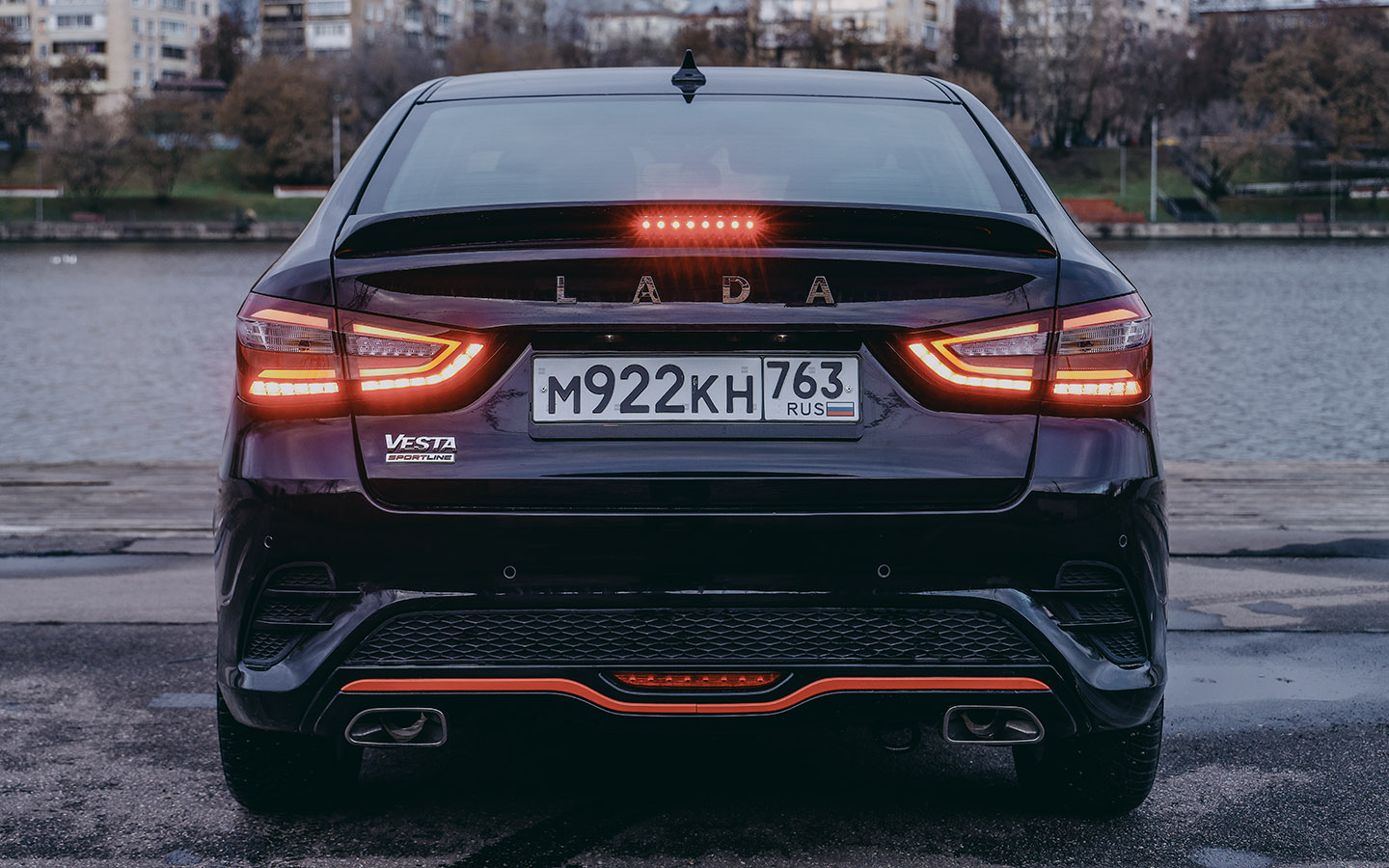 Vesta в Black-пакете однозначно привлекает внимание на дороге. Еще бы выхлоп погромче