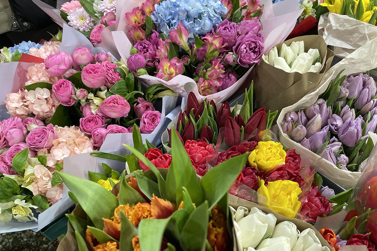 Продажа цветов на Рижском рынке в Москве в преддверии Международного женского дня, 06 марта