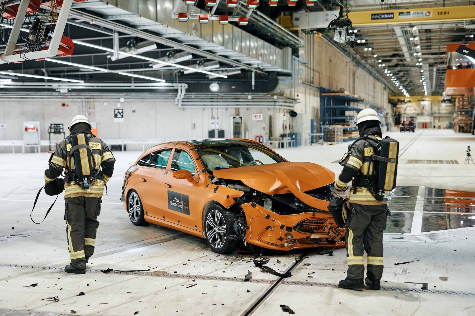 В компании Mercedes заявили, что после удара скрытые ручки автоматически открылись, а батарея электрокара была обесточена