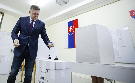Премьер Словакии&nbsp;Роберт Фицо во время голосования в Братиславе



