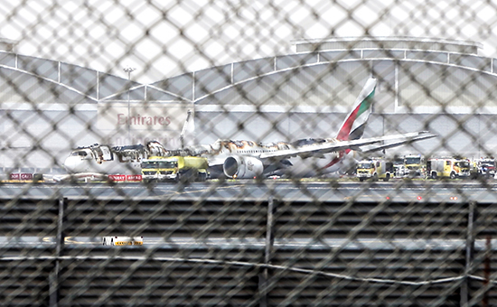 Cамолет авиакомпании Emirates в&nbsp;аэропорту Дубая
