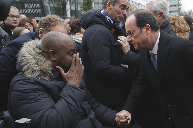 Президент Франции Франсуа Олланд разговаривает с&nbsp;пострадавшим при&nbsp;теракте после&nbsp;открытия мемориальной доски на&nbsp;стадионе Stade de France
