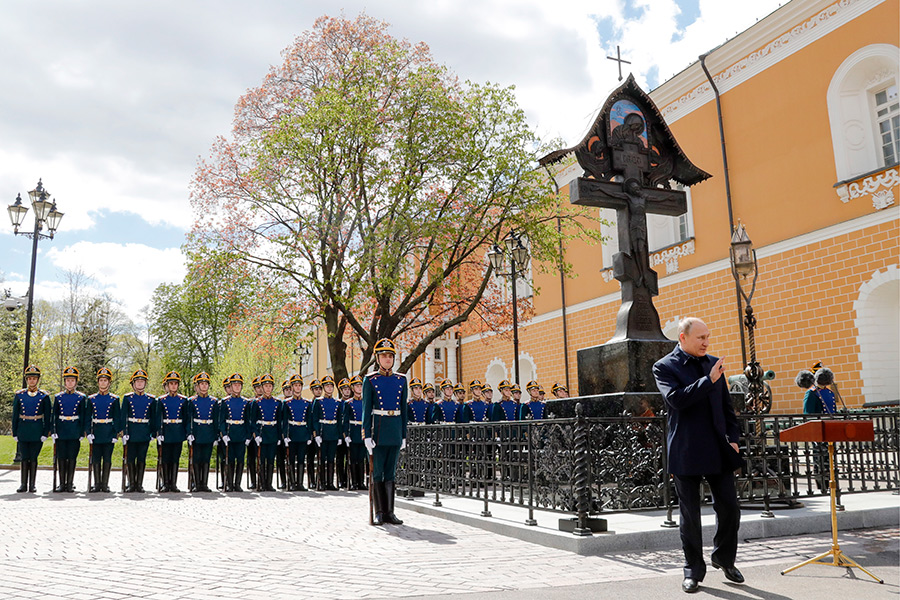 Владимир Путин (справа) во&nbsp;время церемонии открытия креста в&nbsp;память о&nbsp;великом князе Сергее Александровиче в&nbsp;Кремле


