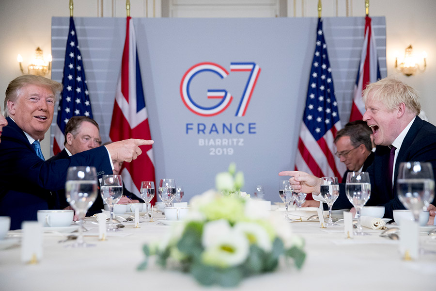 На первом плане, слева направо: президент США Дональд Трамп и премьер-министр Великобритании Борис Джонсон
