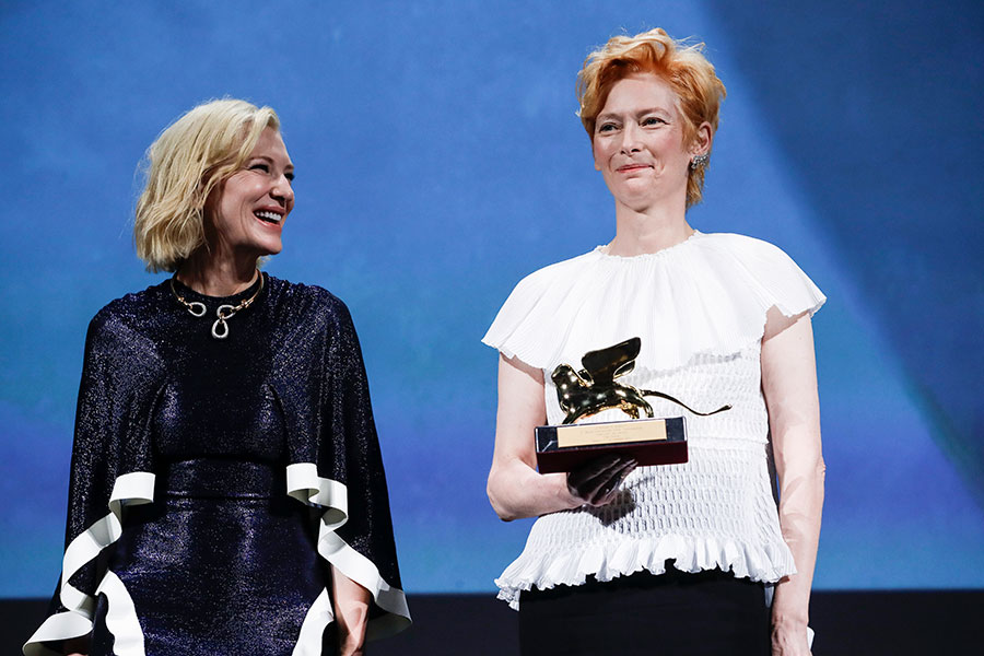 Глава жюри Кейт Бланшетт (слева) вручила почетного &laquo;Золотого льва&raquo; за выдающиеся достижения британской актрисе Тильде Суинтон