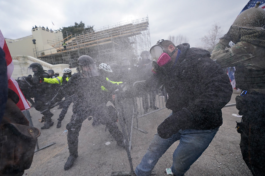 Протестующие прорвали полицейские кордоны, которые были выставлены вокруг здания конгресса США