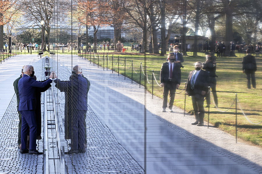 29 марта, 69-й день. Вашингтон. Байден посетил мемориал в Национальный день ветеранов войны во Вьетнаме