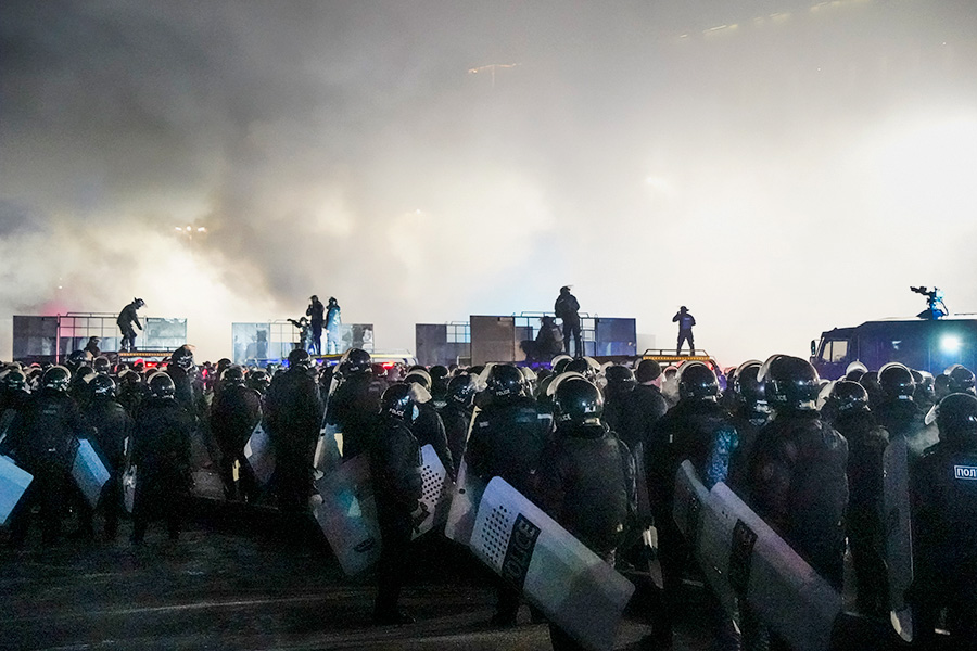 На фоне продолжающихся протестов в Алма-Ату стянули военную технику