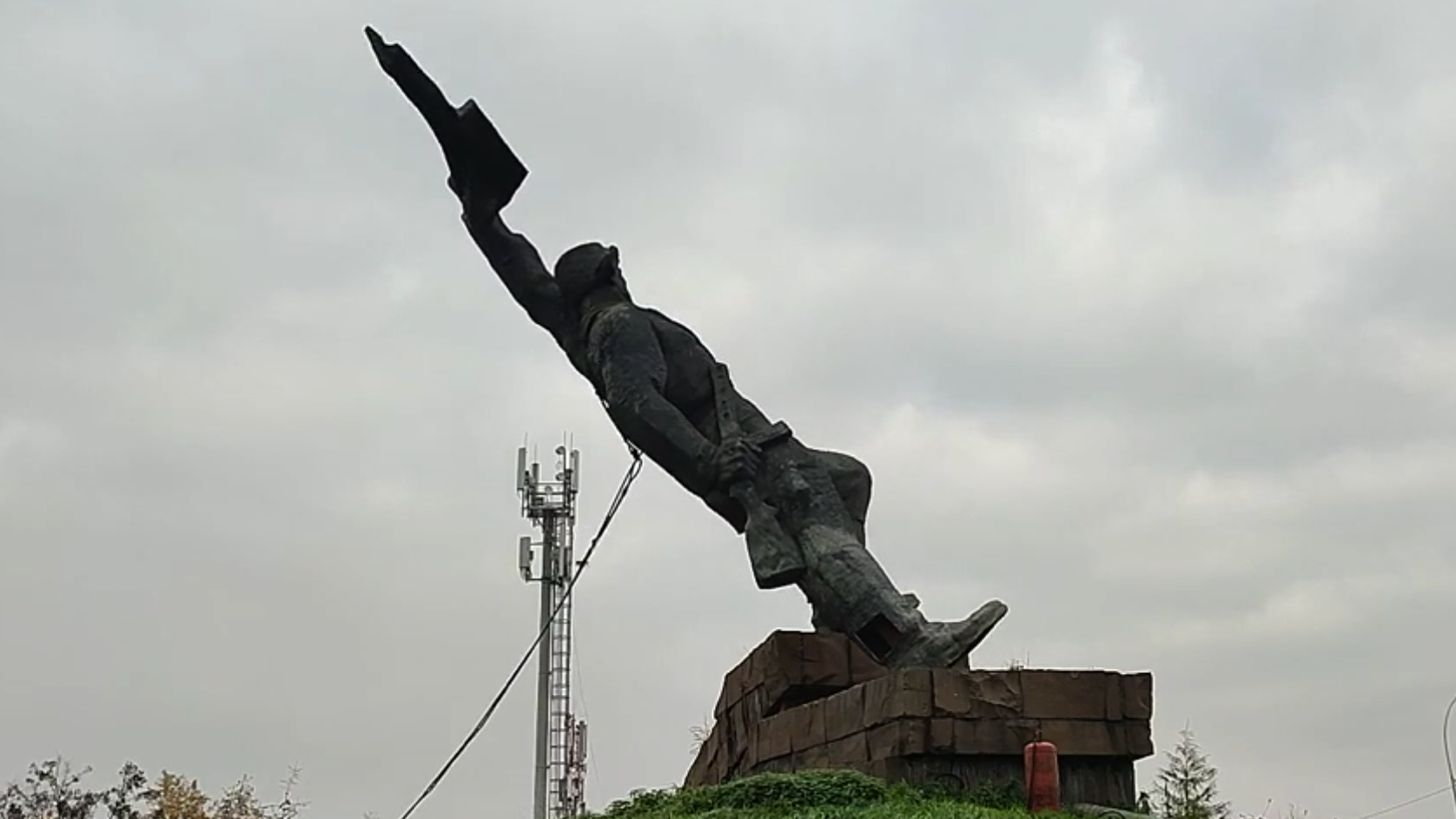 В Ужгороде снесли памятник советским солдатам «Украина — освободителям»