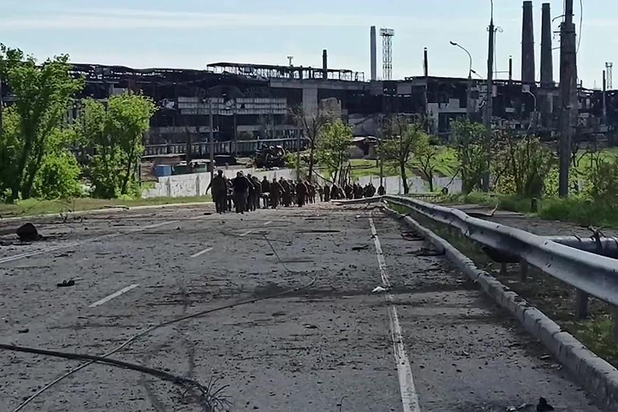 Сдавшиеся в плен украинские военные выходят с территории комбината &laquo;Азовсталь&raquo; в Мариуполе