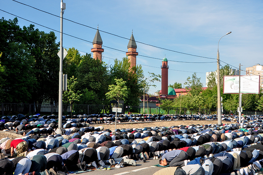 Верующие во время молитвы у мечети &laquo;Ярдям&raquo; в Отрадном.