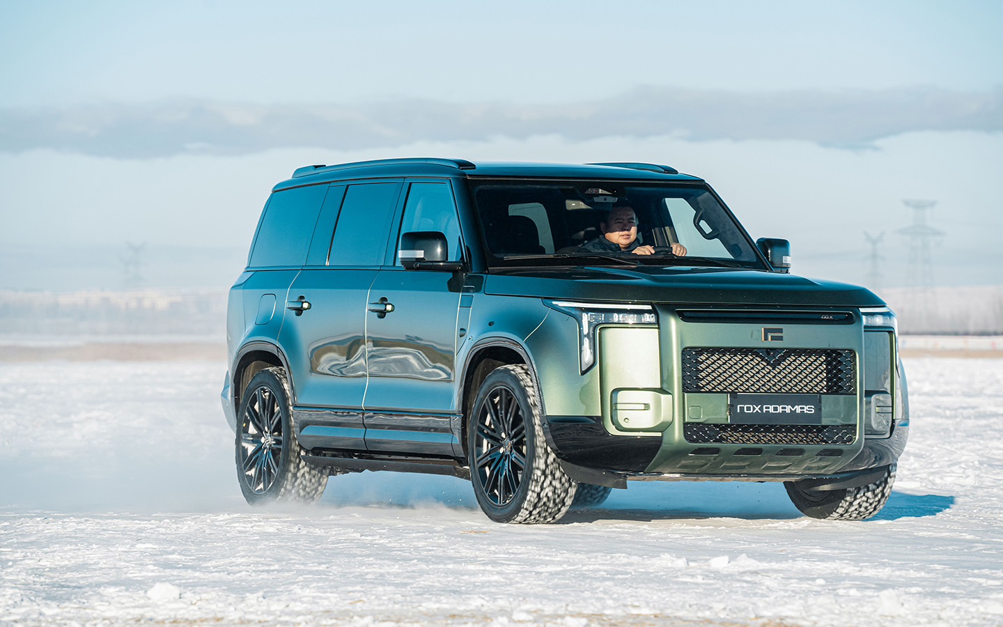 Внедорожник выглядит брутально и в то же время стильно. Не каждый владелец полезет на нем в такие снежные пампасы, хотя автомобиль неплохо подготовлен для подобных вылазок