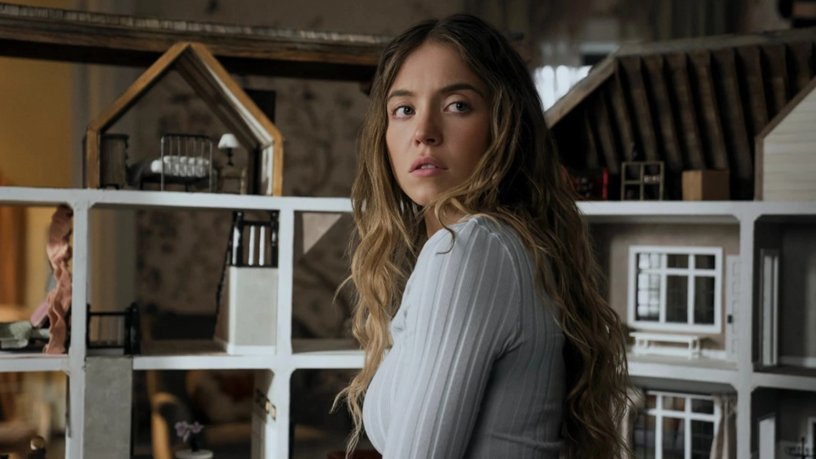 Синди Суини в фильме «Горничная» (2025)