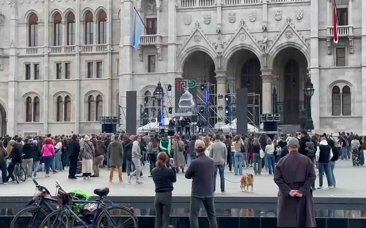 В центре Будапешта началась акция «Больше техно в парламент»