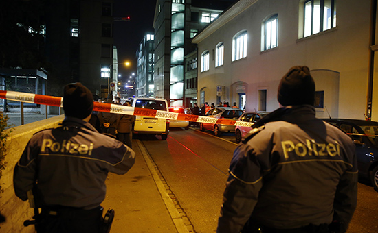 Полиция у исламского центра в Цюрихе



