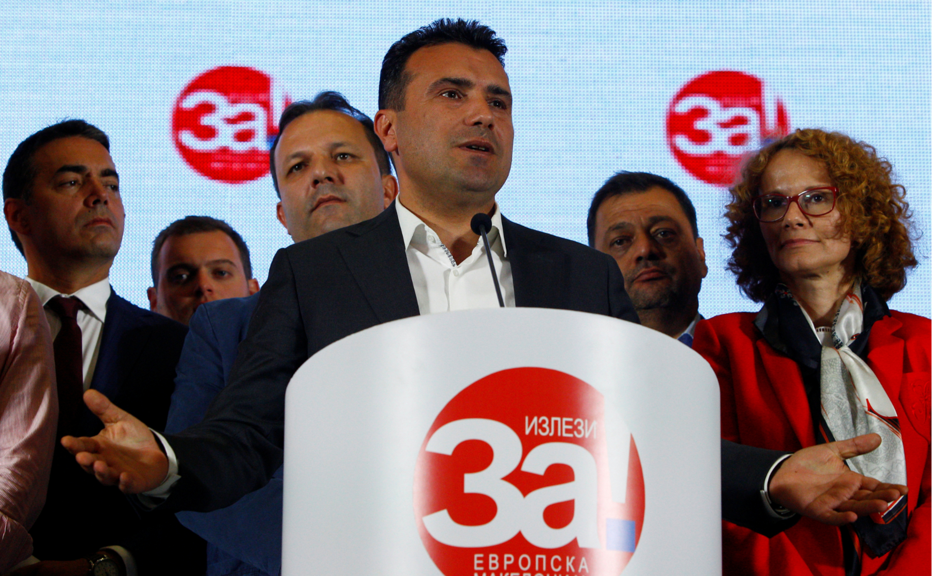 Премьер Македонии Зоран Заев стоит за трибуной с логотипом &laquo;Европейская Македония&raquo;