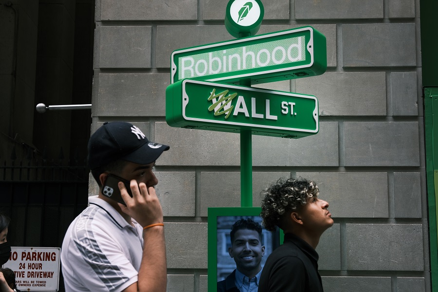 Люди стоят в очереди за футболками у киоска онлайн-брокера Robinhood на Уолл-стрит в Нью-Йорке, 29 июля 2021 года. В этот день компания провела IPO