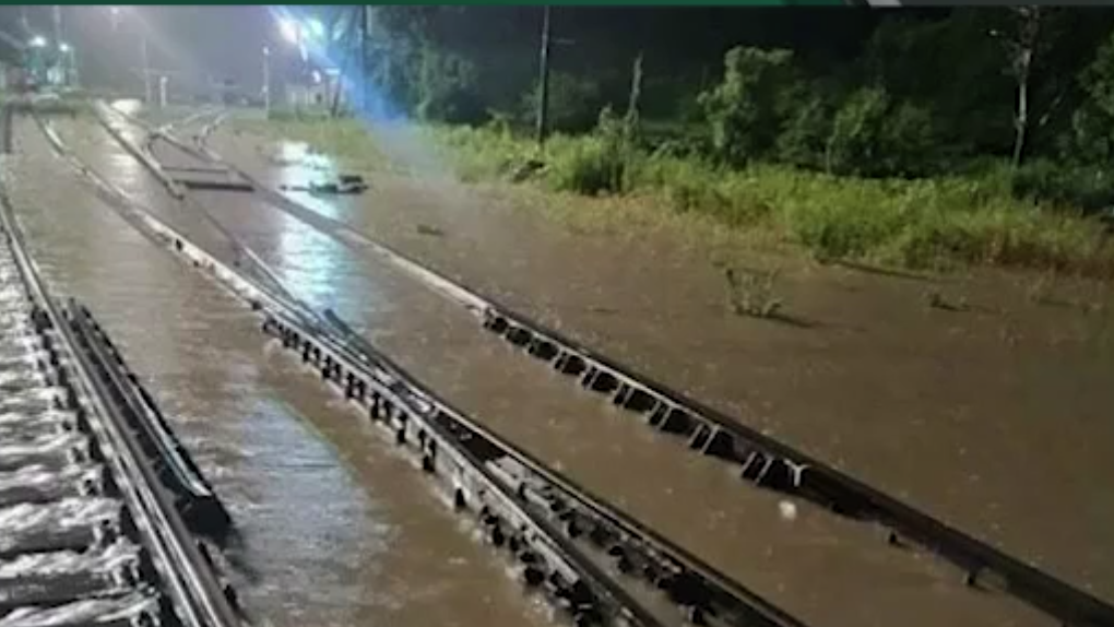 Поезд сошел с рельсов на Сахалине из-за сильных дождей. Видео