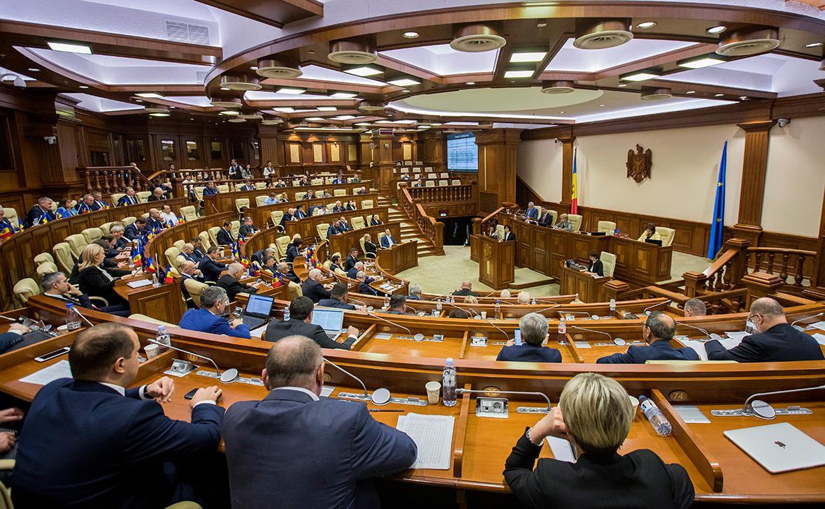 Парламент Молдавии назначил выборы президента и референдум на один день