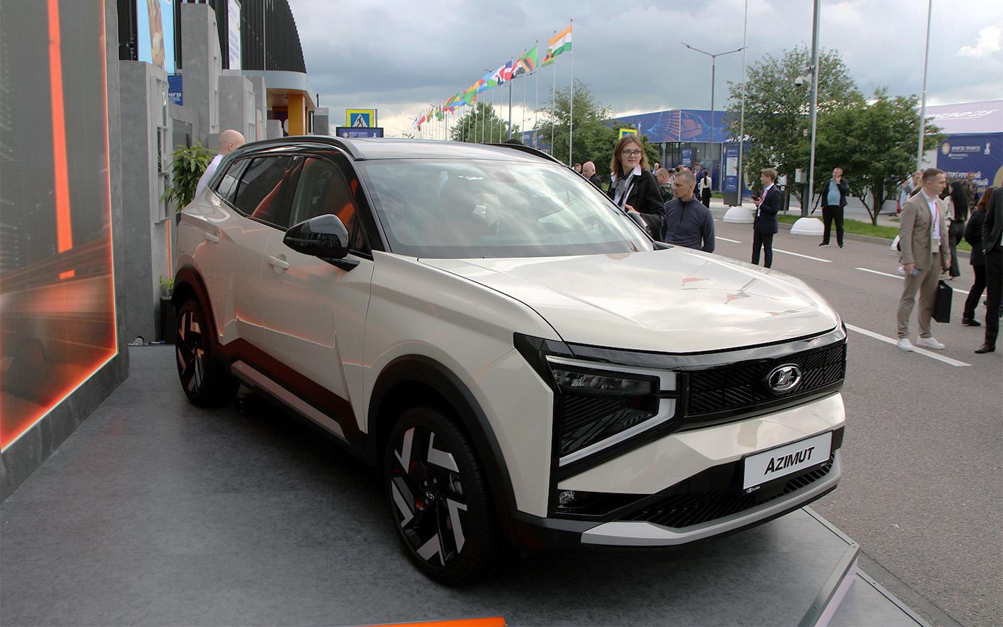 «Сидишь влитой в сиденье». Мантуров оценил новый кроссовер Lada Azimut