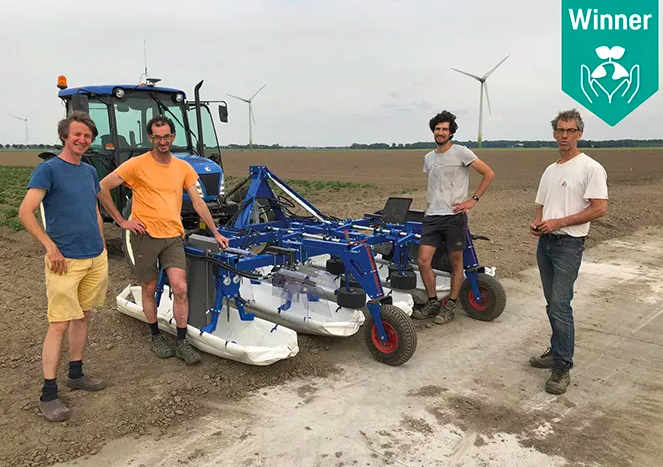 Разработчики стоят рядом с Colorado Beetle Catcher