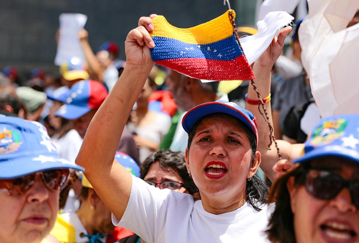 5 июля 2019 г., Венесуэла, Каракас: Женщина указывает на вязаный флаг Венесуэлы на митинге против правительства Мадуро
&nbsp;
