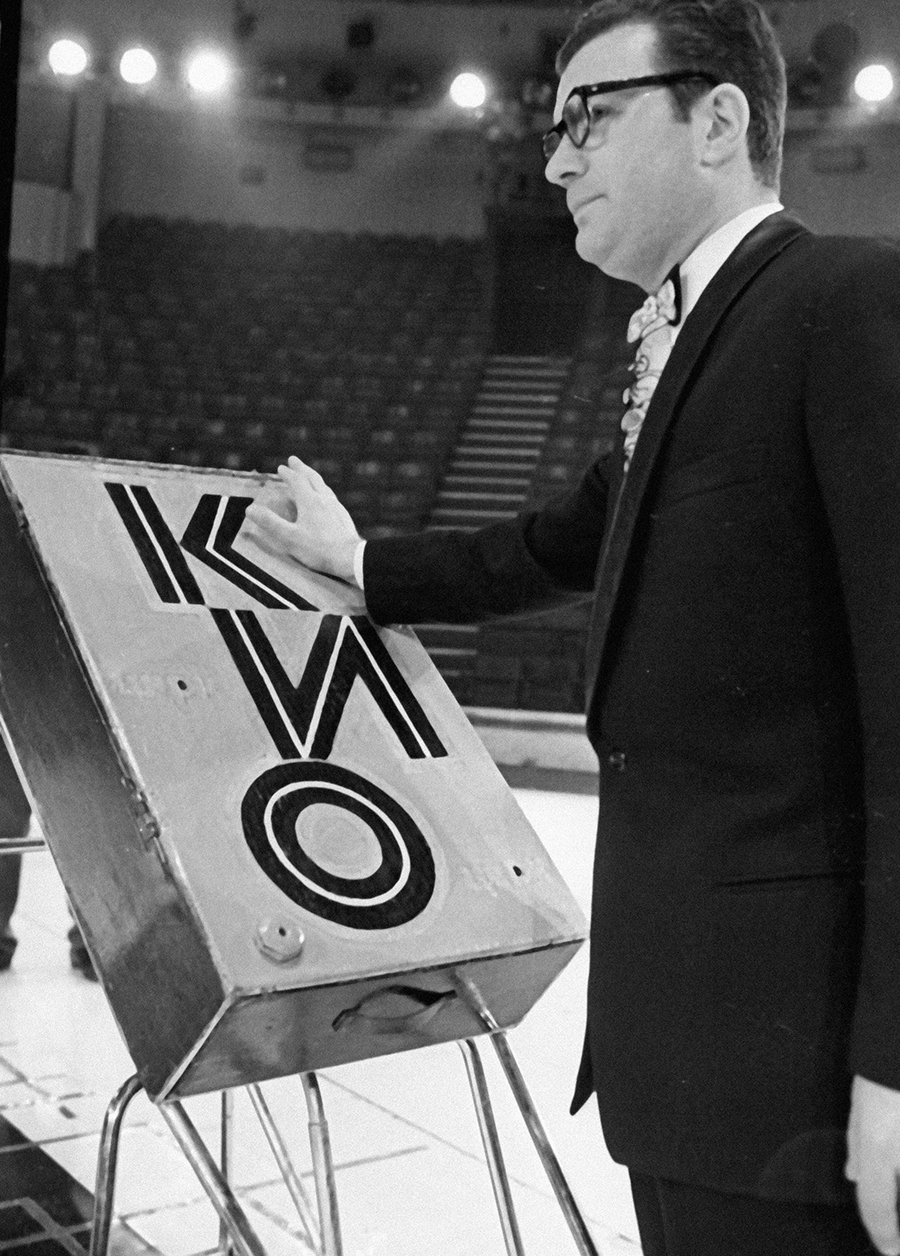 Эмиль Кио родился 12 июля 1938 года в Орджоникидзе (ныне &mdash; Владикавказ) в семье легендарного иллюзиониста Эмиля Теодоровича Кио (старшего). Кио-старший одним из первых начал работать не на сцене, а на арене цирка, которая&nbsp;считалась неудобной для выступления фокусников. Артист впервые использовал некоторые принципы фокусов, которыми его коллеги следуют по сей день.