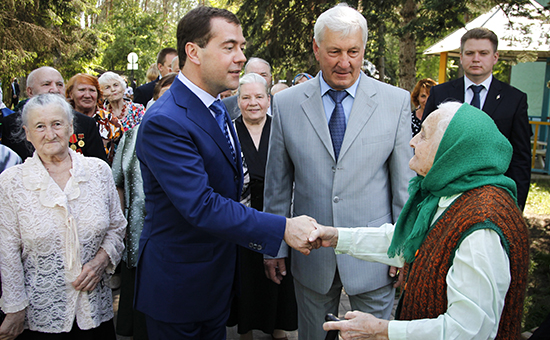Премьер-министр РФ Дмитрий Медведев (слева)