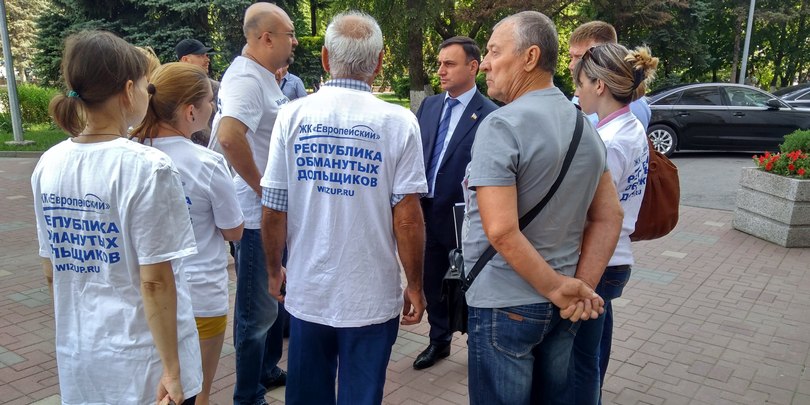 Стоит достроить: ростовские «обманутые дольщики» пришли к депутатам