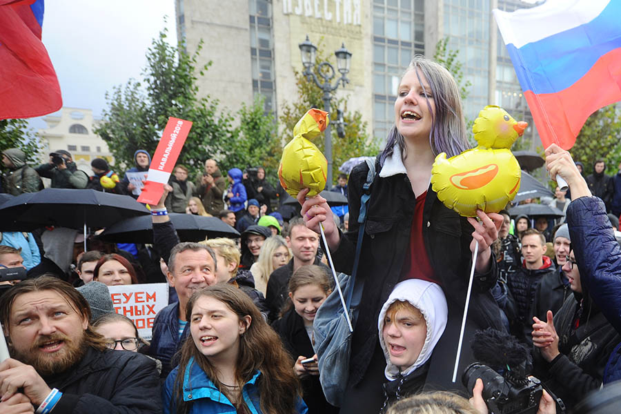 Начало акции сторонников Навального на Пушкинской площади было запланировано на 14.00 мск. Люди стали собираться заранее, полицейские через громкоговорители призывали граждан к порядку.


