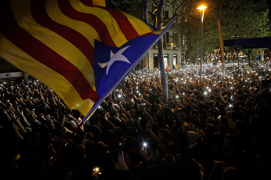 15 октября массовые митинги, многие из которых переросли в беспорядки, прошли в нескольких городах Каталонии