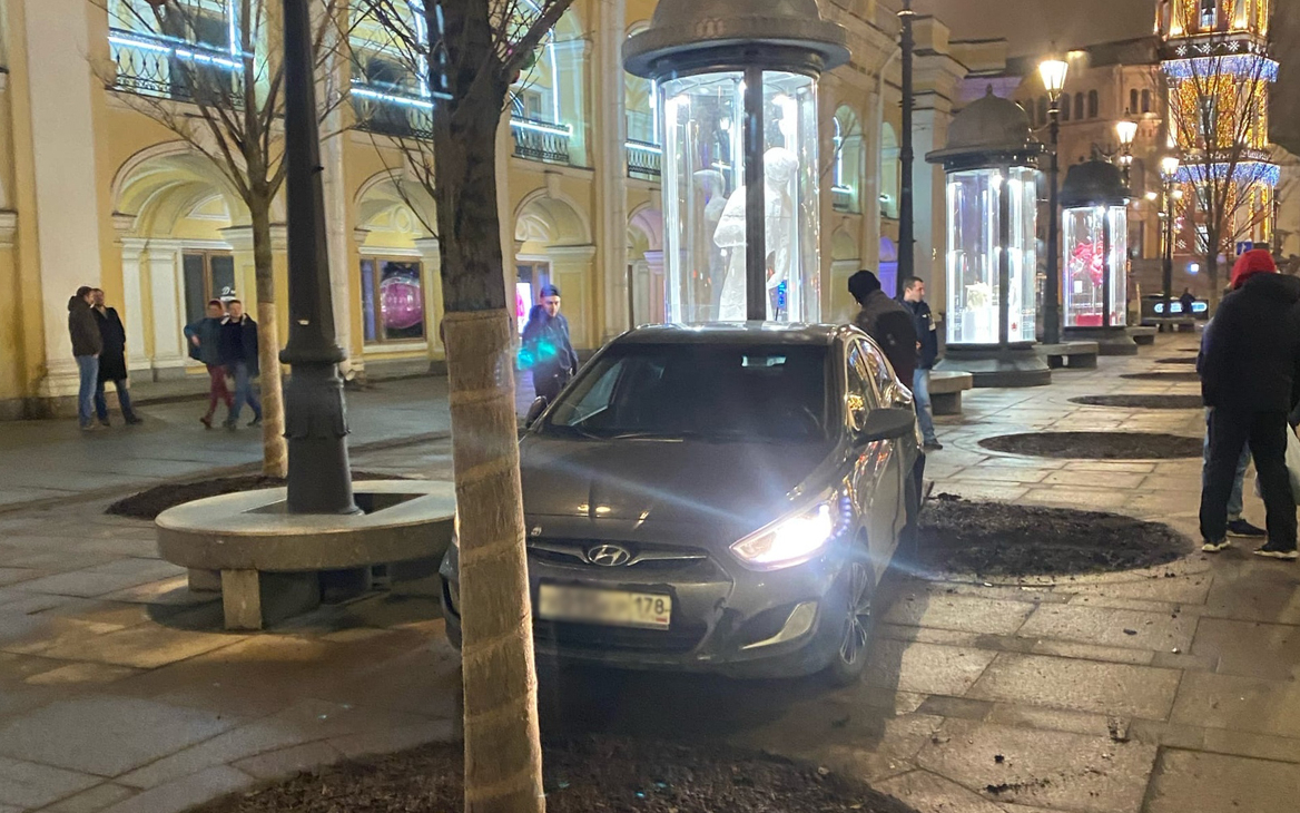 На Невском проспекте в Петербурге автомобиль сбил пешехода на тротуаре