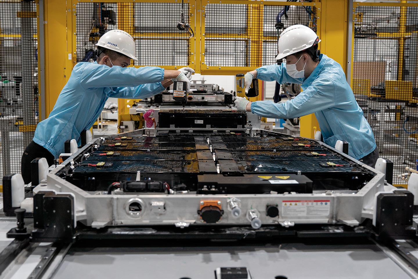 Производство аккумуляторных батарей для электромобилей на заводе VinFast в Хайфоне, Вьетнам