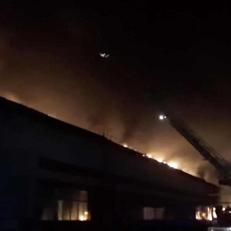 Пожар на 20 тыс. кв. м на заводе по производству дверей в Тольятти. Видео
