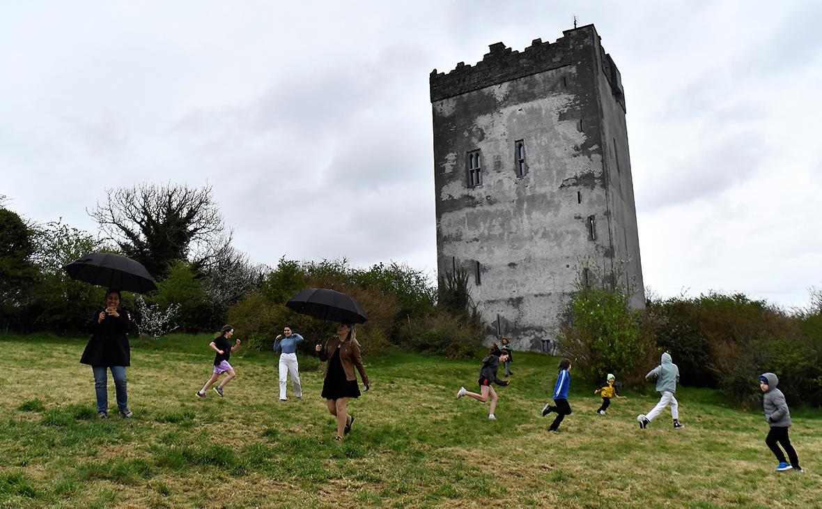 Украинские беженцы играют в футбол на территории замка Баллиндули 15-го века в Голуэе, Ирландия, 16 апреля 2022 года